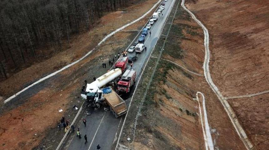 Şile'de hafriyat kamyonu ile su tankeri kafa kafaya &ccedil;arpıştı  