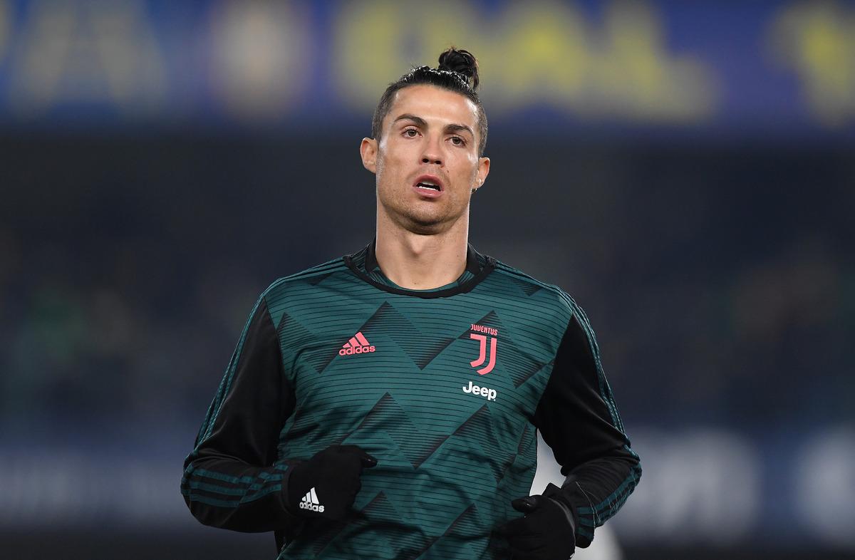 Cristiano Ronaldo, vir&uuml;se aldırış etmeden partiye katıldı!