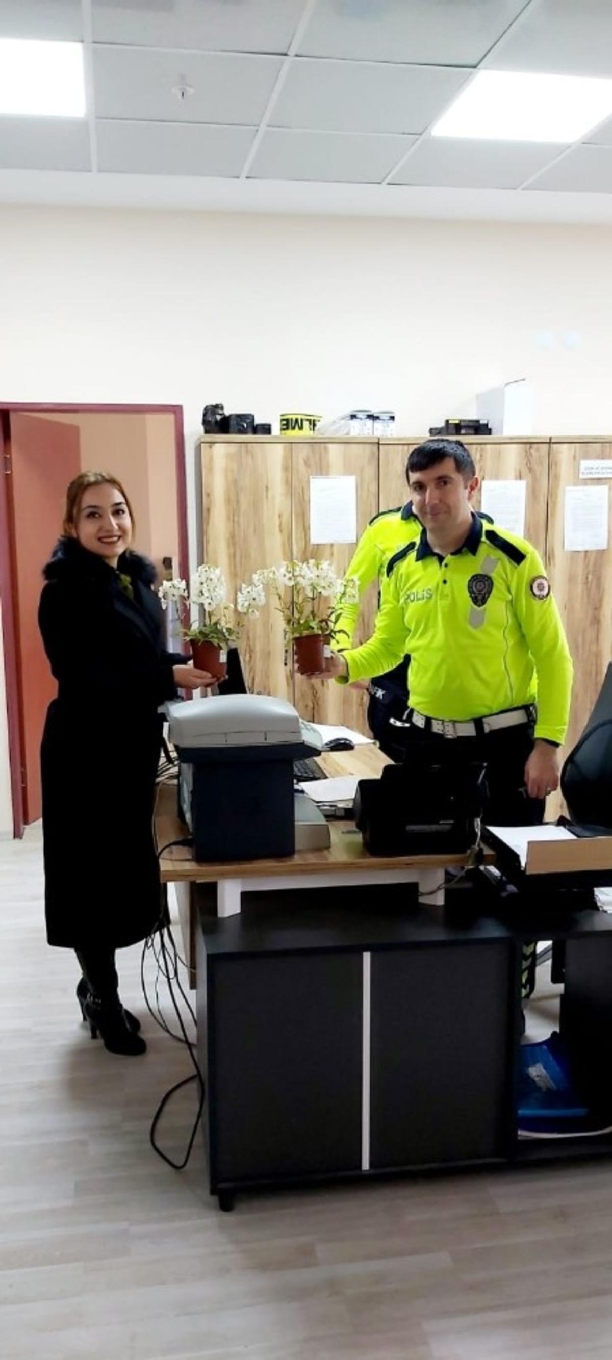 Sandıklı Belediyesi kendi serasında yetiştirdiği &ccedil;i&ccedil;ekleri kamu kurumlarına hediye ediyor