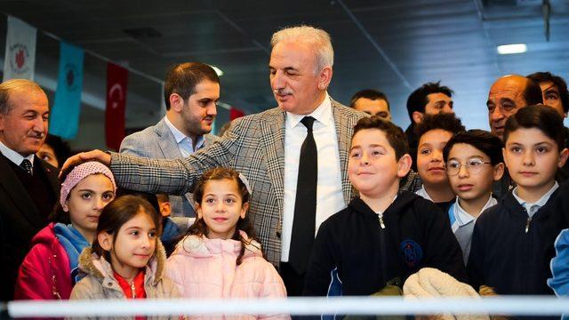 Ümraniye Belediyesi’nden okullara spor malzemesi desteği