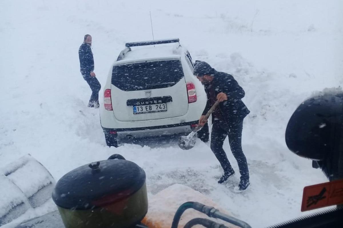 K&ouml;y yolunda mahsur kalan ara&ccedil;lar kurtarıldı