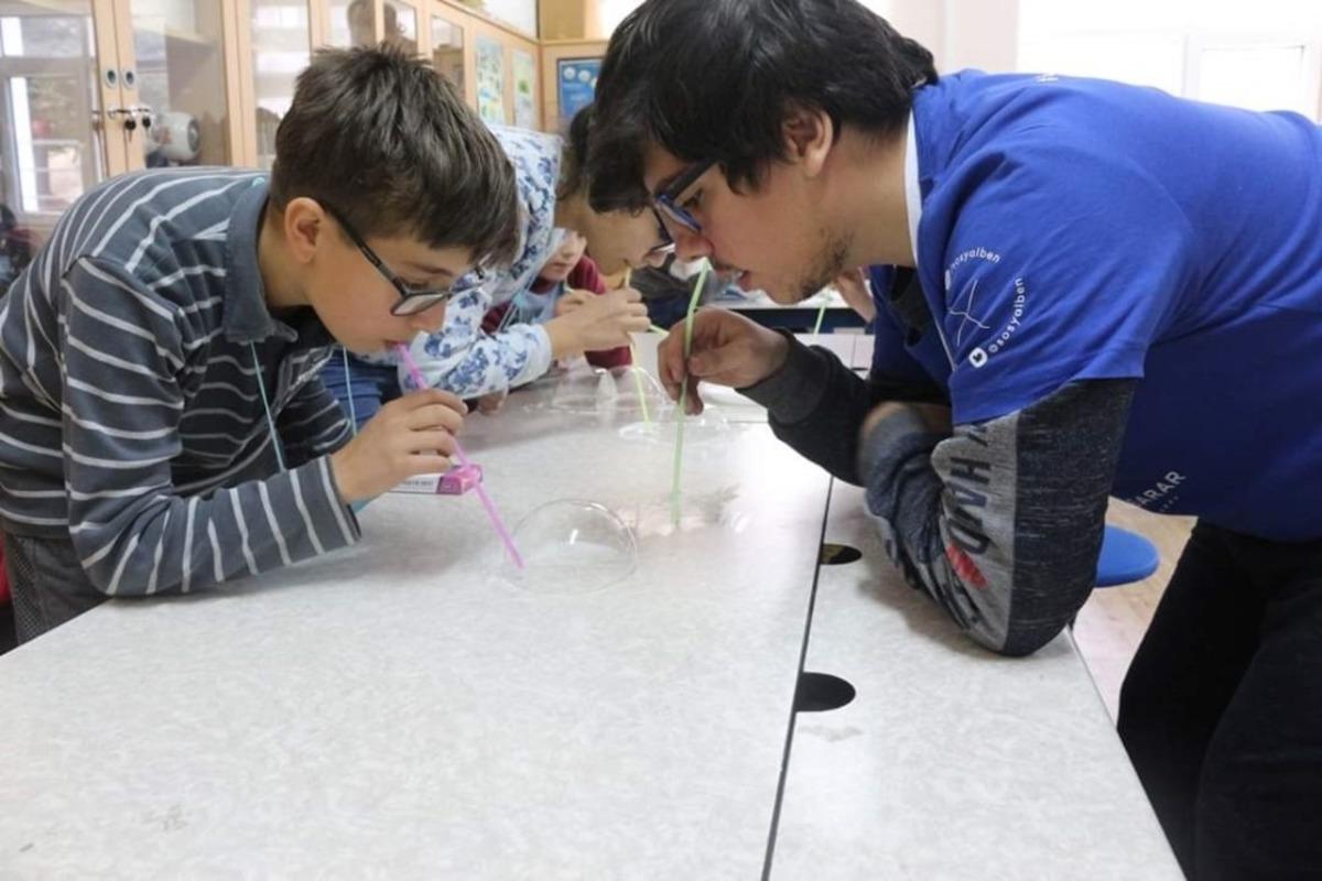 &Uuml;niversite &ouml;ğrencilerinden k&ouml;y okulunda at&ouml;lye &ccedil;alışması