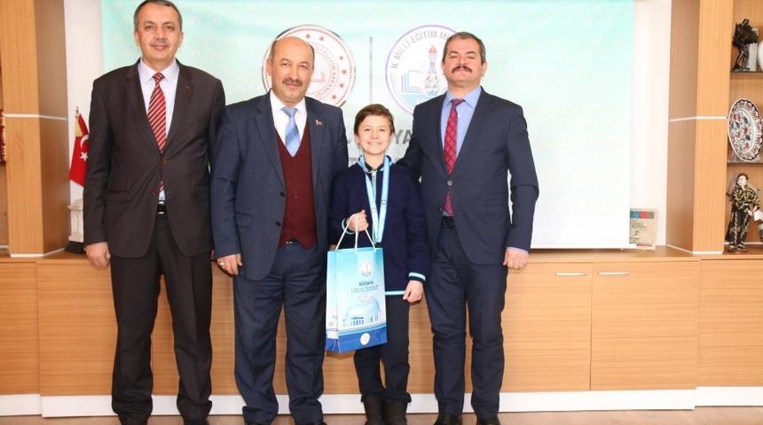 M&uuml;d&uuml;r Başyiğit, T&uuml;rkiye ikincisi &ouml;ğrenciyi tebrik etti