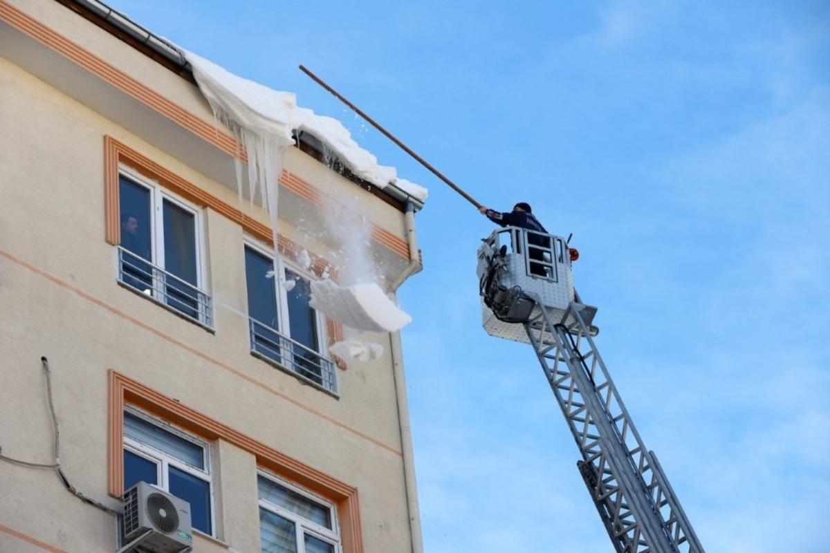 Nevşehir&rsquo;de tehlike oluşturan buz sarkıtları itfaiye ekiplerince temizleniyor