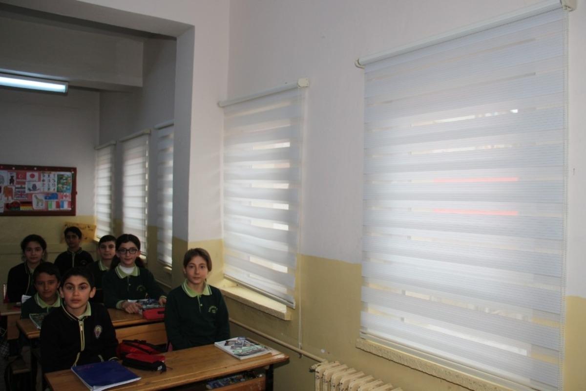 Karabekir Ortaokulu&rsquo;nun perdeleri yenilendi