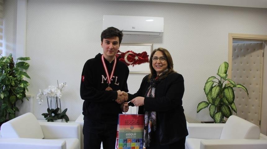 Ulusal Bilim Olimpiyatları’nda madalya kazanan öğrenciden Töre’ye ziyaret