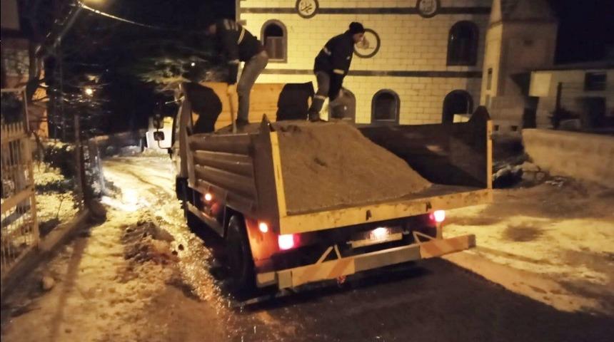 Mersin’de kar temizleme ve tuzlama çalışması sürüyor