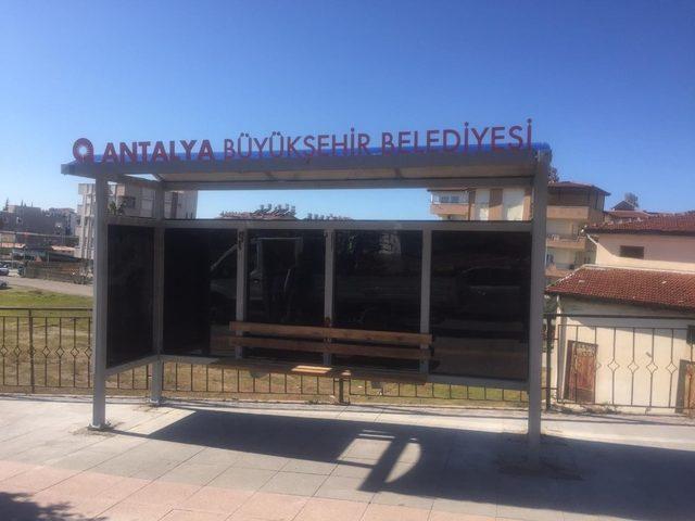 Manavgat’ta eskiyen duraklar yenilendi