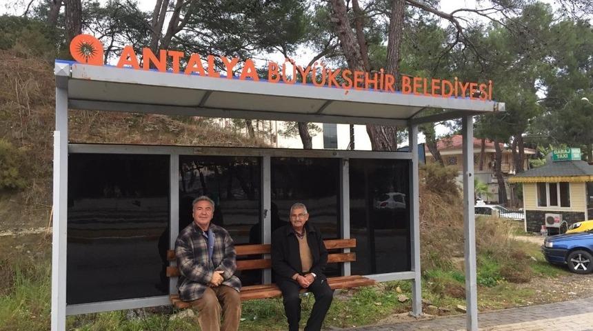 Manavgat’ta eskiyen duraklar yenilendi