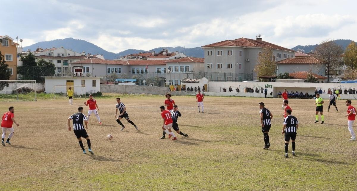 Martılar y&uuml;ksekten u&ccedil;uyor