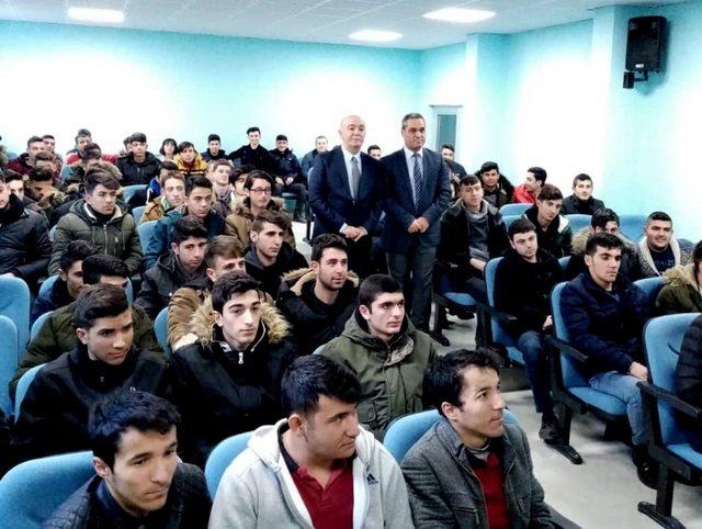 Erzincan’da akademisyenler lise öğrencileriyle bir araya geldi