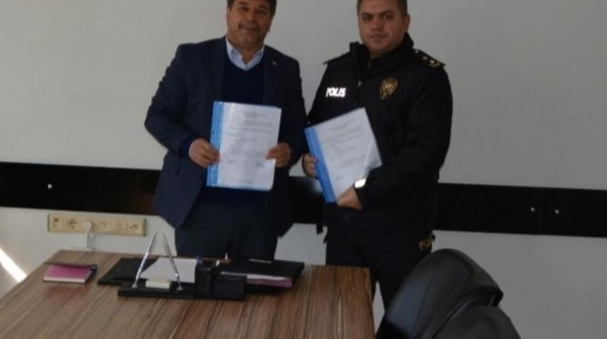 Emniyet personeli yüzerek formda kalıyor