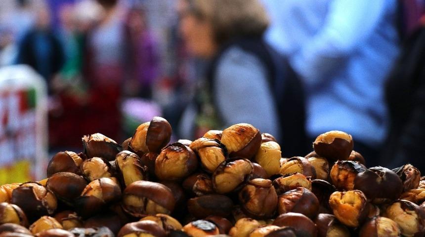 Bayburt’ta kestane satıcılarının yüzü gülüyor