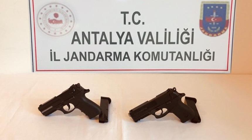 Ruhsatsız tabancaları satmaya çalışırken yakalandı