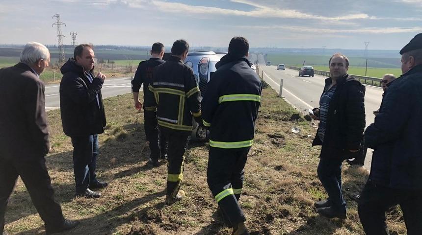 Yoldan &ccedil;ıkan ara&ccedil; devrildi: 2 yaralı