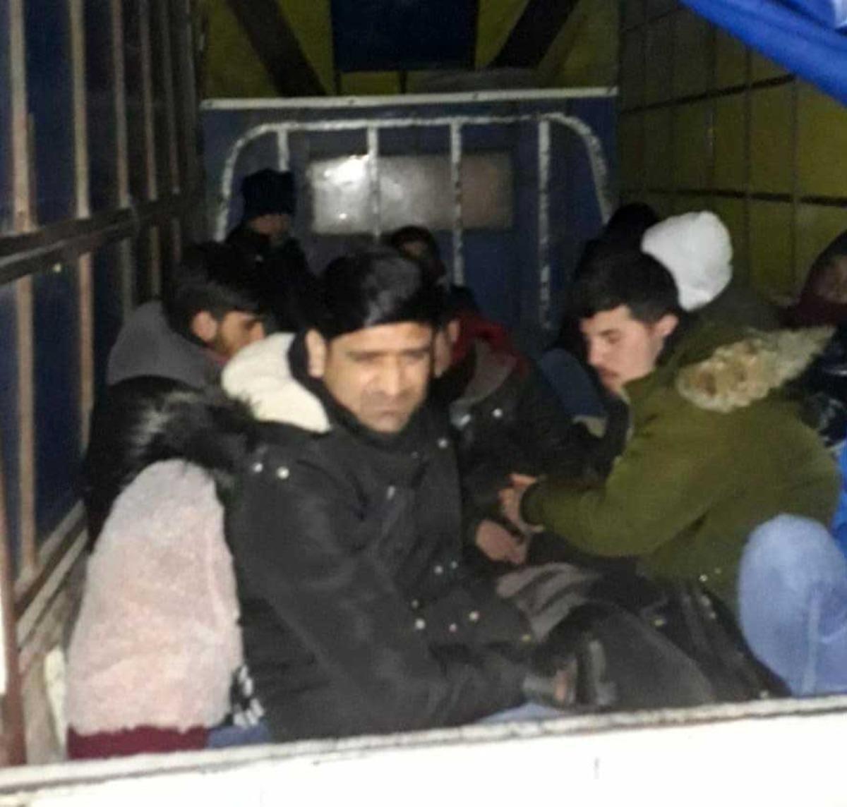 Polisi g&ouml;r&uuml;nce ka&ccedil;an ara&ccedil;tan 15 ka&ccedil;ak g&ouml;&ccedil;men yakalandı