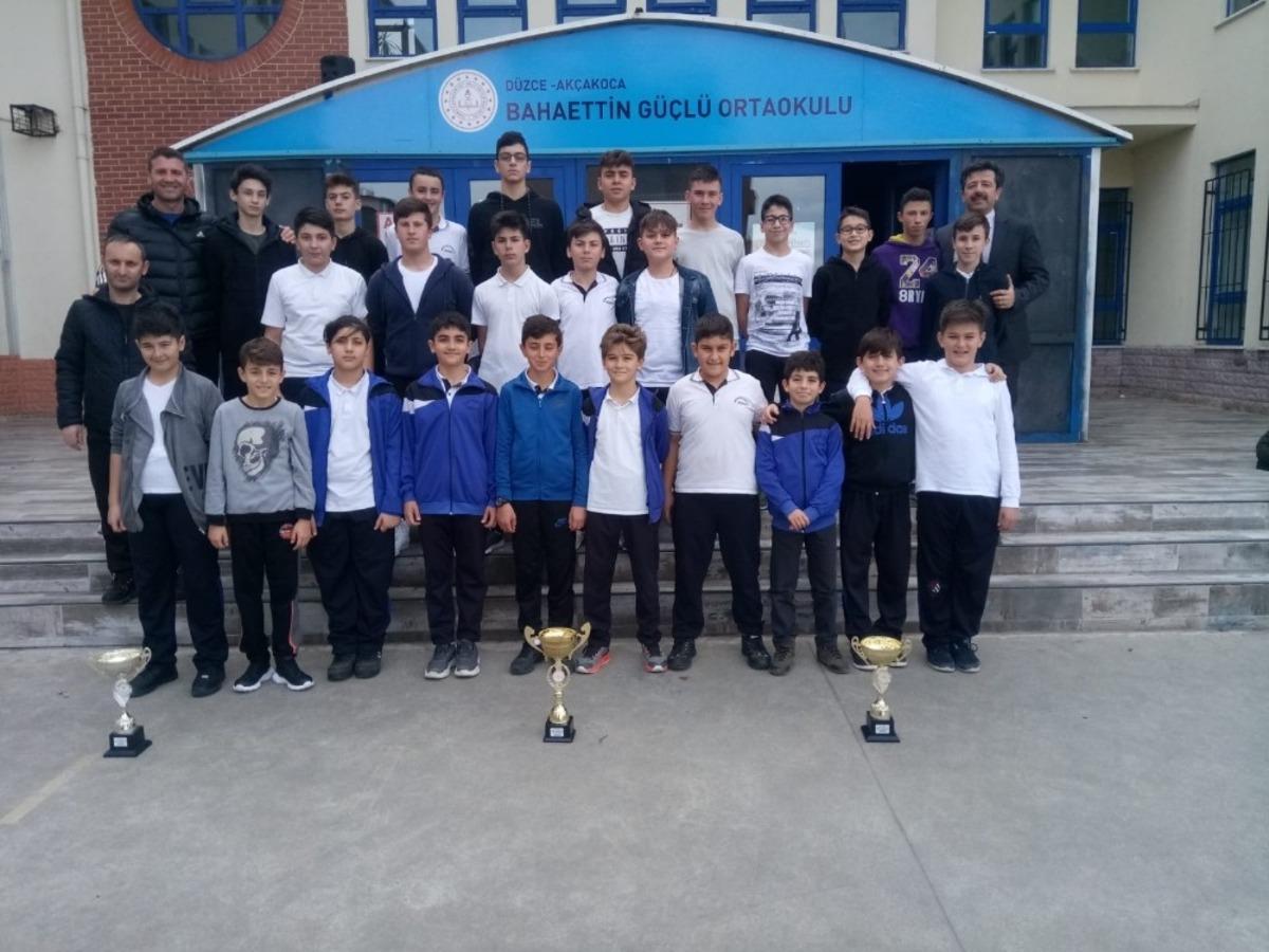 Bahaettin G&uuml;&ccedil;l&uuml; İlkokulu şampiyonluklara doymuyor