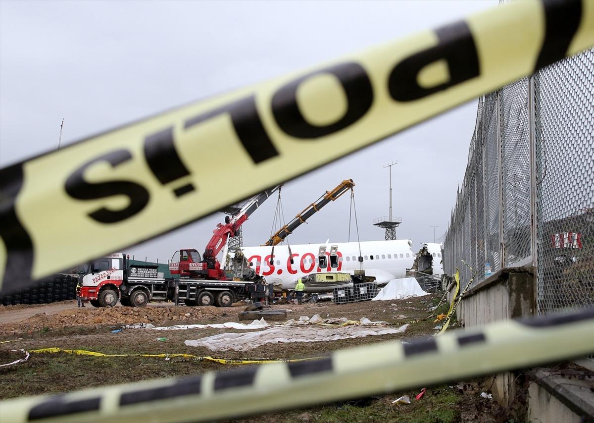 Sabiha G&ouml;k&ccedil;en'de pistten &ccedil;ıkan u&ccedil;ağın enkazı kaldırıldı
