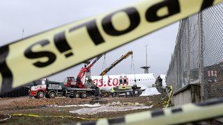 Sabiha Gökçen'de pistten çıkan uçağın enkazı kaldırıldı