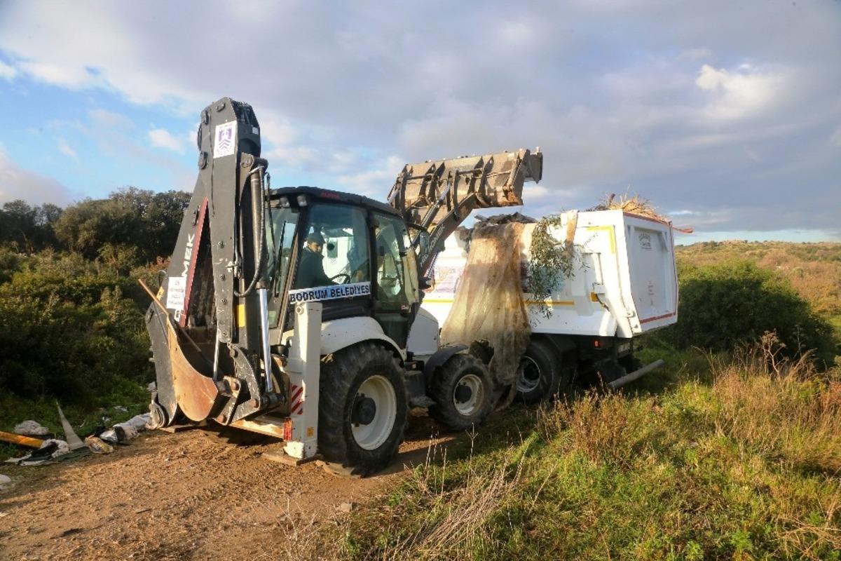 Bitez&rsquo;de belediye ekipleri 23 kamyon hafriyatı temizledi