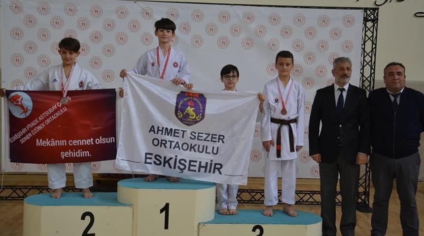 Gen&ccedil; sporcudan anlamlı pankart