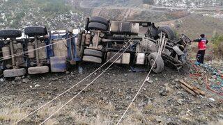 Sakarya'da şarampole devrilen tırın sürücüsü öldü