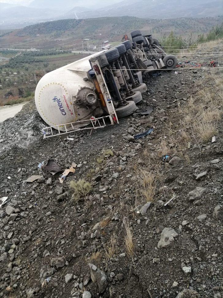 Sakarya'da şarampole devrilen tırın sürücüsü öldü G3