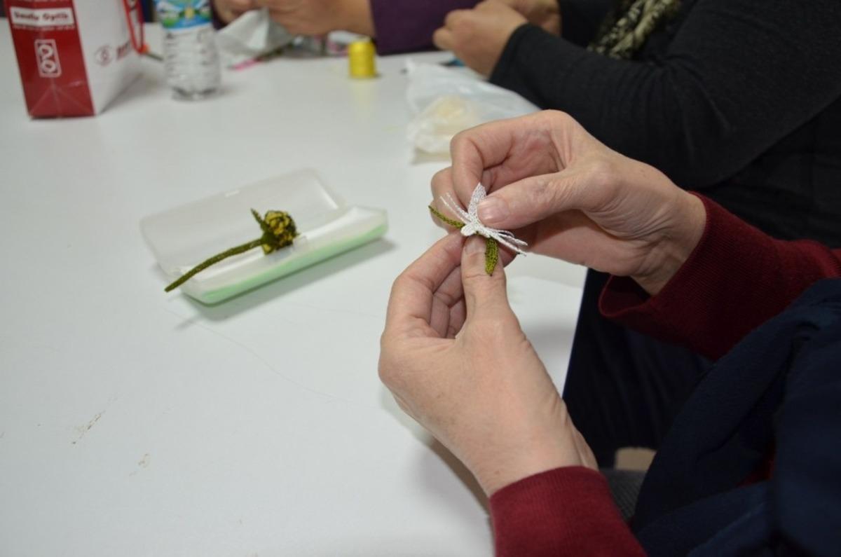 Yunusemre ile iğne oyası &ouml;ğreniyorlar