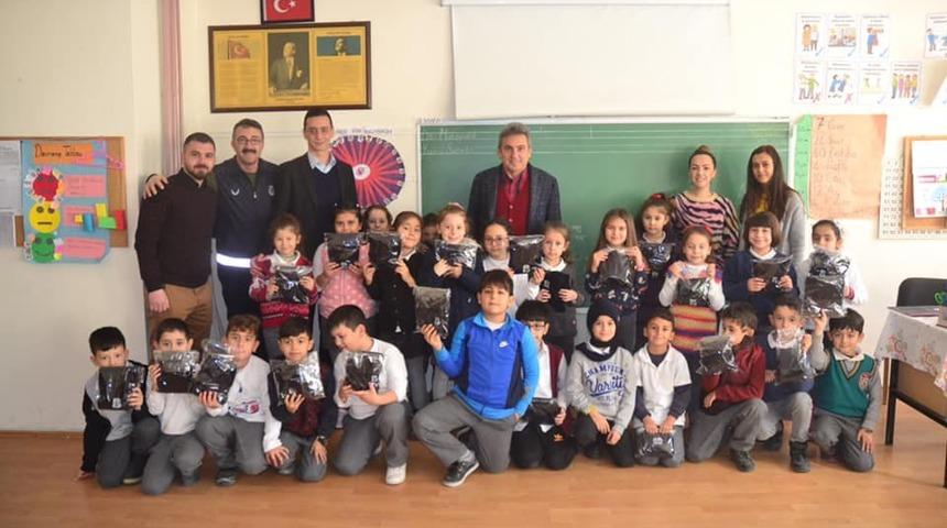 &Ouml;ğrencilere atkı ve bere dağıtıldı