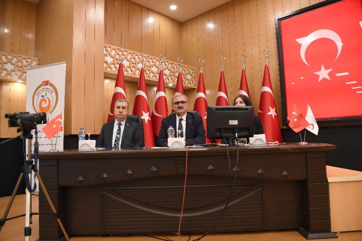 Vali Karaloğlu: " Antalya en &ccedil;ok sınır dışı yapan iller arasında"