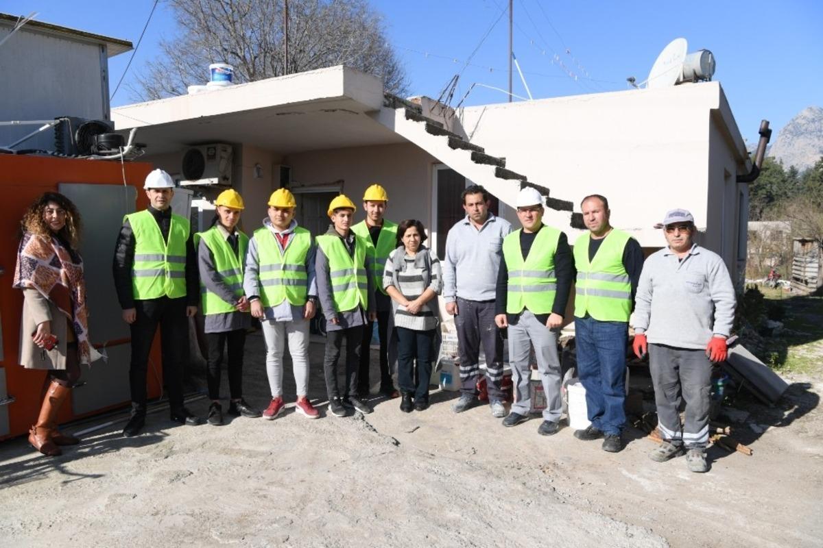 Konyaaltı Belediyesinden evleri k&ouml;t&uuml; durumda olan aileye yardım eli
