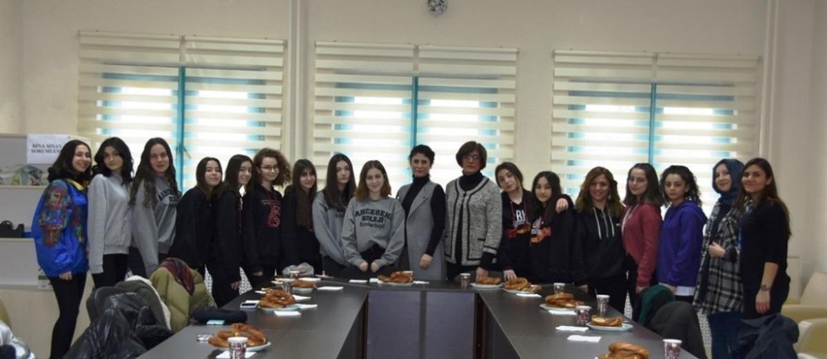 Geleceğin bilim kadınları Do&ccedil;. Dr. Kavas ile buluştu