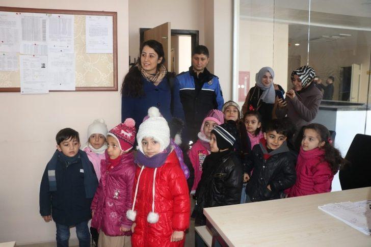 Midyat’ta minik öğrenciler yeni emniyet binasını gezdi G3