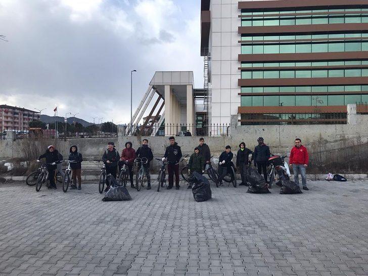 Bisiklet kulübü üyelerinden çevre temizliği G1