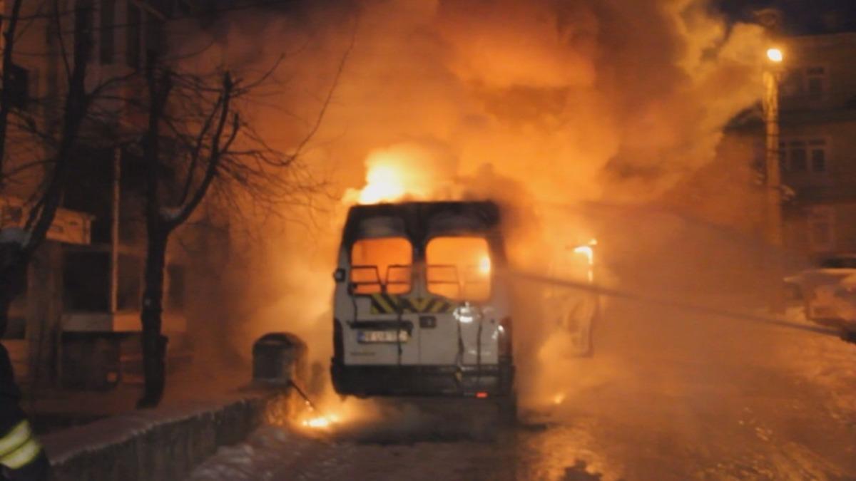 Park halindeki minib&uuml;s alev alev yandı