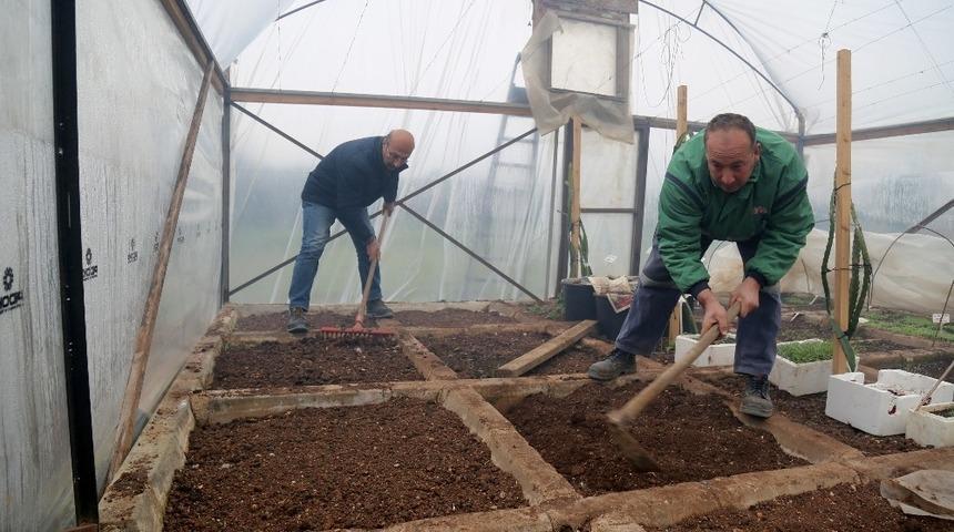 Mezitli g&ouml;n&uuml;ll&uuml; serası ihtiya&ccedil; sahipleri i&ccedil;in &uuml;retiyor
