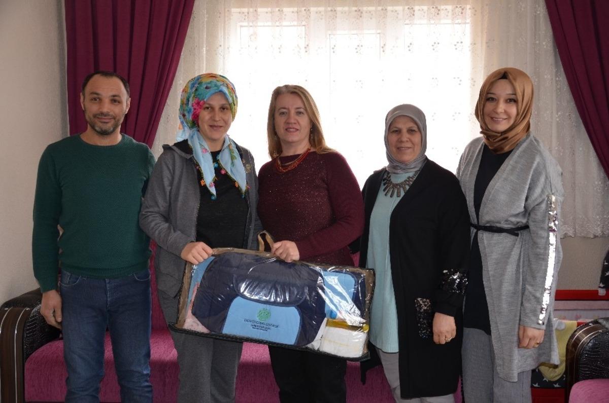 Demirci&rsquo;de yeni doğan bebek seti kampanyası