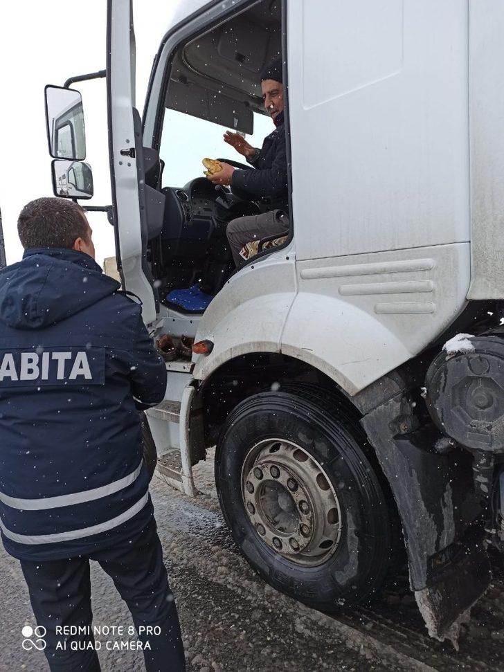 Cizre Belediyesinden yolda kalanlara çorba ikramı G2