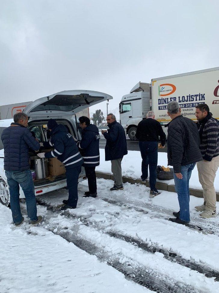 Cizre Belediyesinden yolda kalanlara çorba ikramı G3
