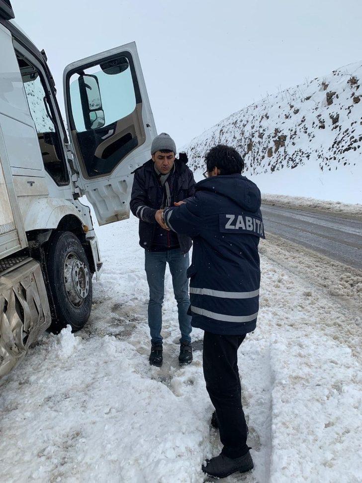 Cizre Belediyesinden yolda kalanlara çorba ikramı G4