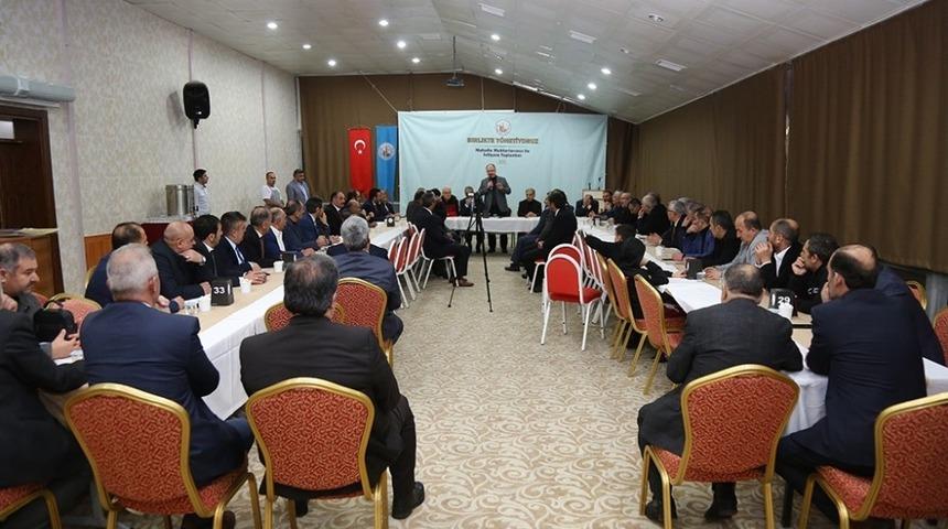 Başkan Bilgin sorunların &ccedil;&ouml;z&uuml;m&uuml; i&ccedil;in muhtarlarla bir araya geldi
