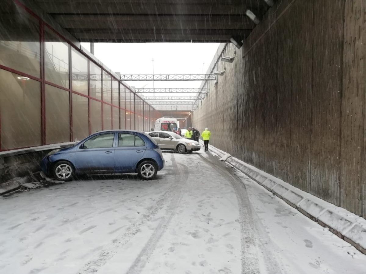 Kayganlaşan yolda zincirleme kaza: 2 yaralı