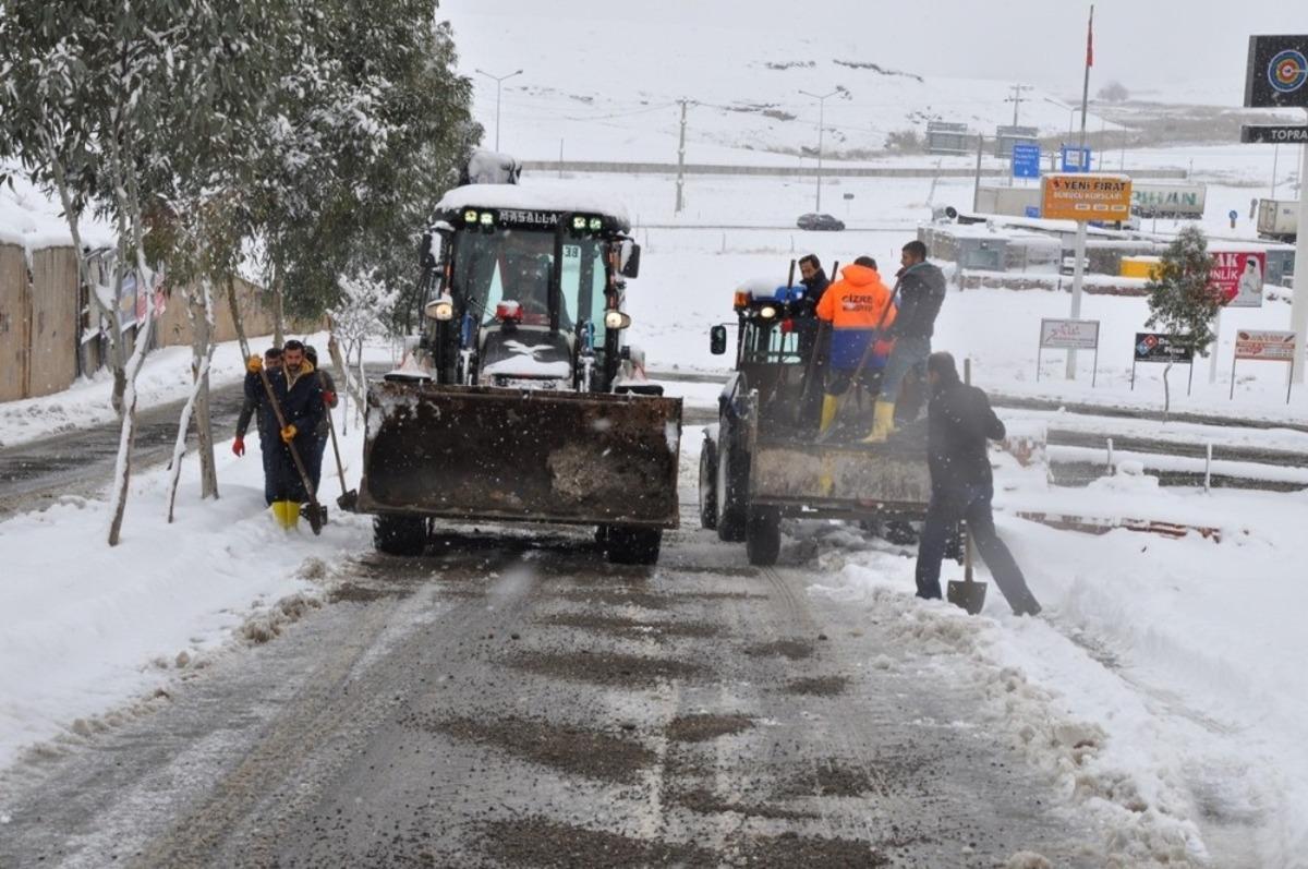 Cizre&rsquo;de kar temizleme &ccedil;alışmaları s&uuml;r&uuml;yor
