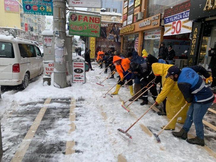 Cizre’de kar temizleme çalışmaları sürüyor G3