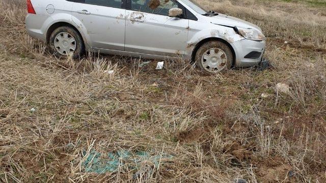 Otomobil tarlaya yuvarlandı: 3 yaralı