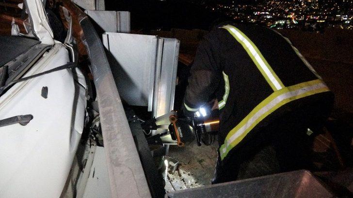 Virajı alamadı, araçta sıkıştı G1