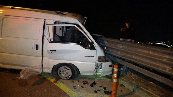 Virajı alamadı, araçta sıkıştı G2