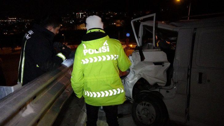 Virajı alamadı, araçta sıkıştı G3