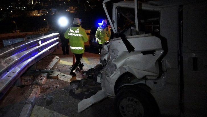 Virajı alamadı, araçta sıkıştı G4