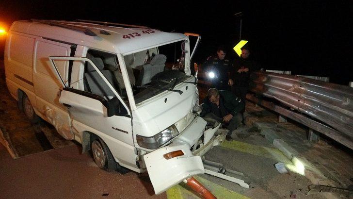 Virajı alamadı, araçta sıkıştı G5